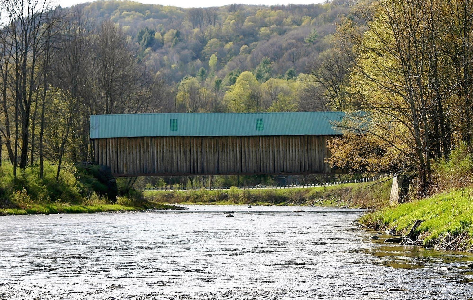 The Lincoln Inn & Restaurant At The Covered Bridge Woodstock Bagian luar foto